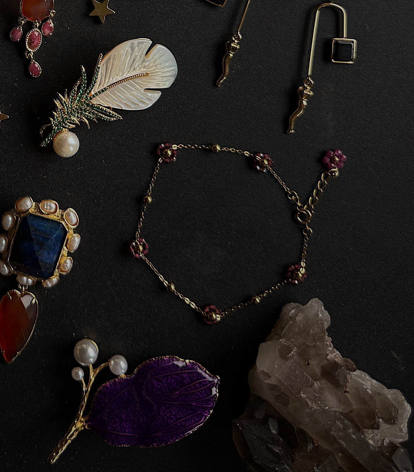 Apyrankė su granato kristalais