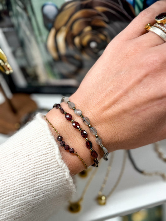 Apyrankė su granato kristalais