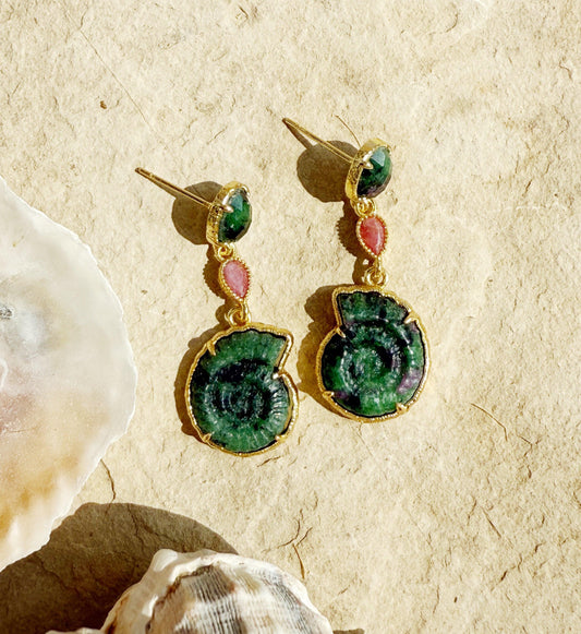 Auskarai su zoisito rubino kristalais