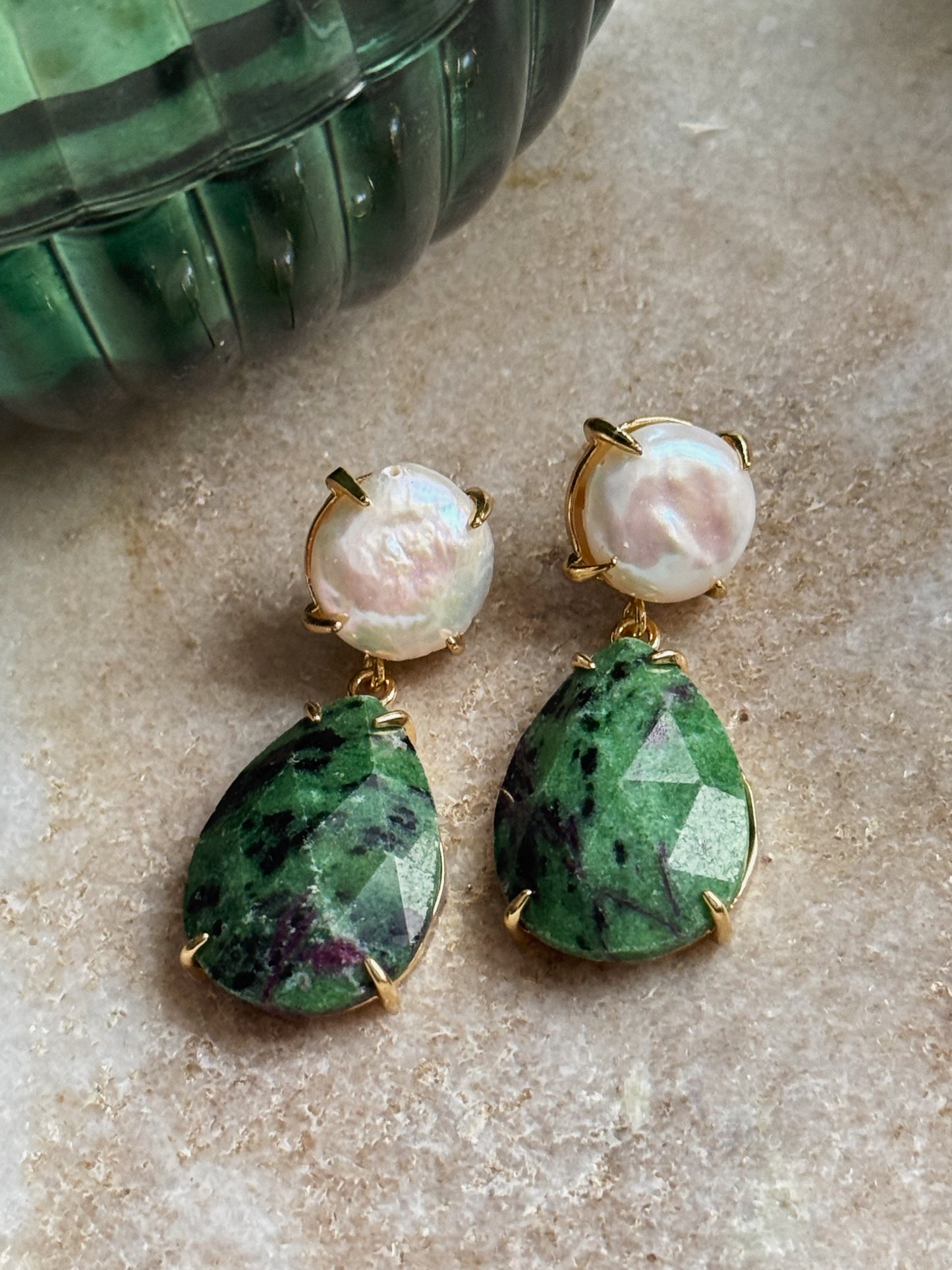 Auskarai su zoisito rubinu ir perlu