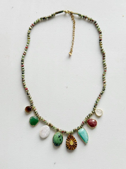 Zoisito rubino kaklo vėrinys "Talismanai"