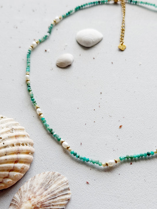 Chrizokolos ir perlų vėrinys