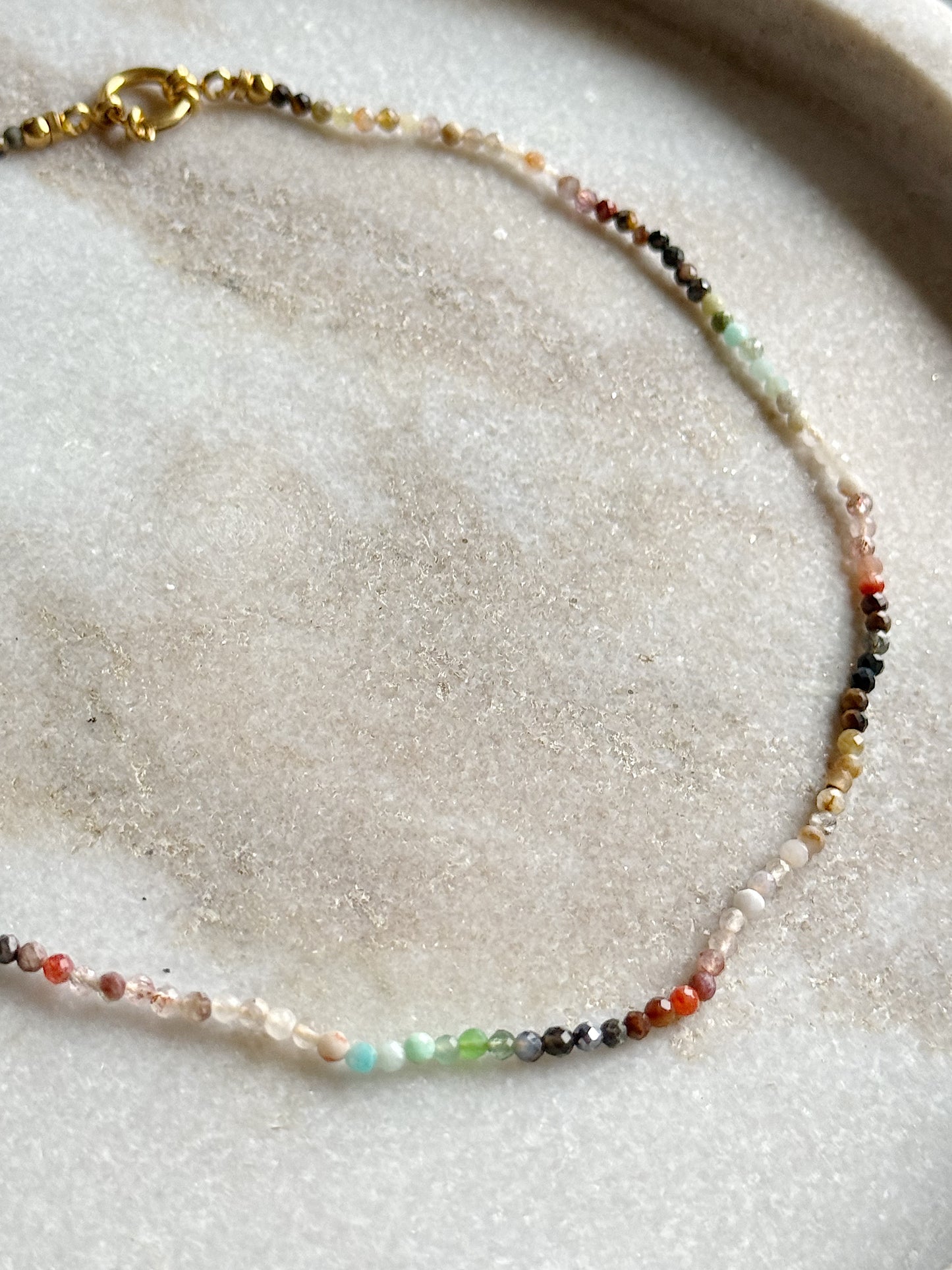 Įvairių kristalų kaklo papuošalas