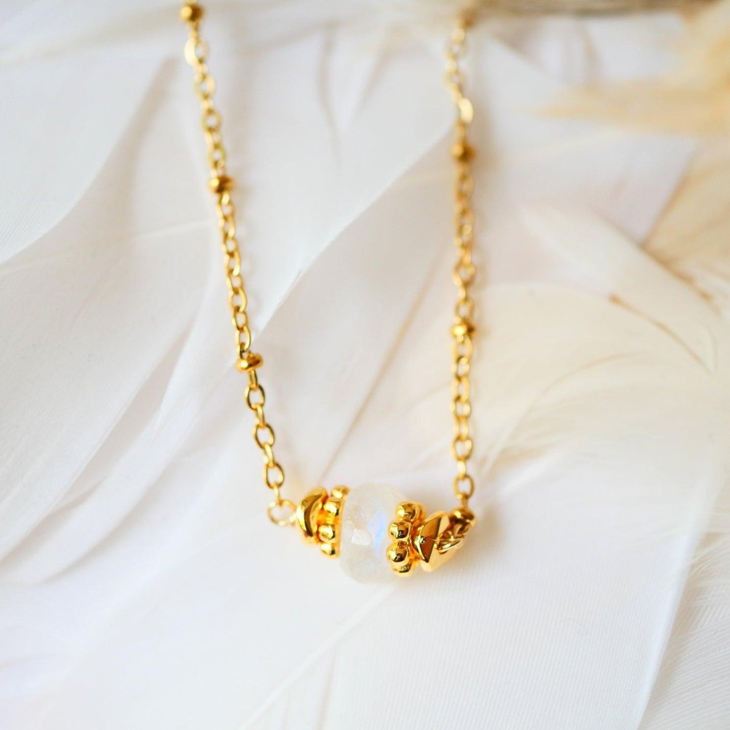 Kaklo papuošalas su Mėnulio akmeniu