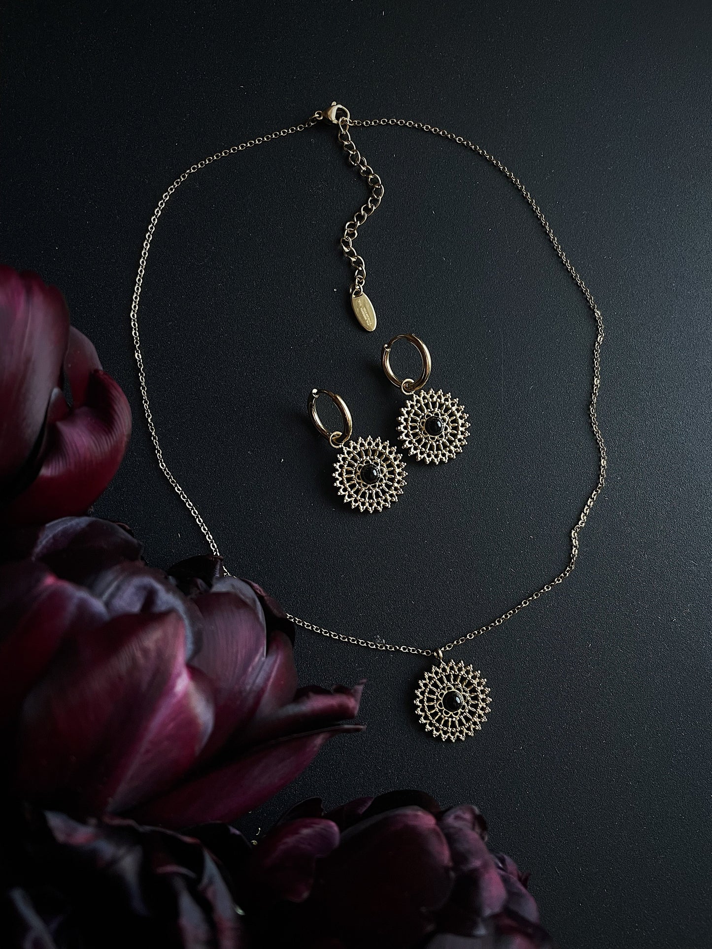 Kaklo papuošalo ir auskarų rinkinys “Nakties mandala”