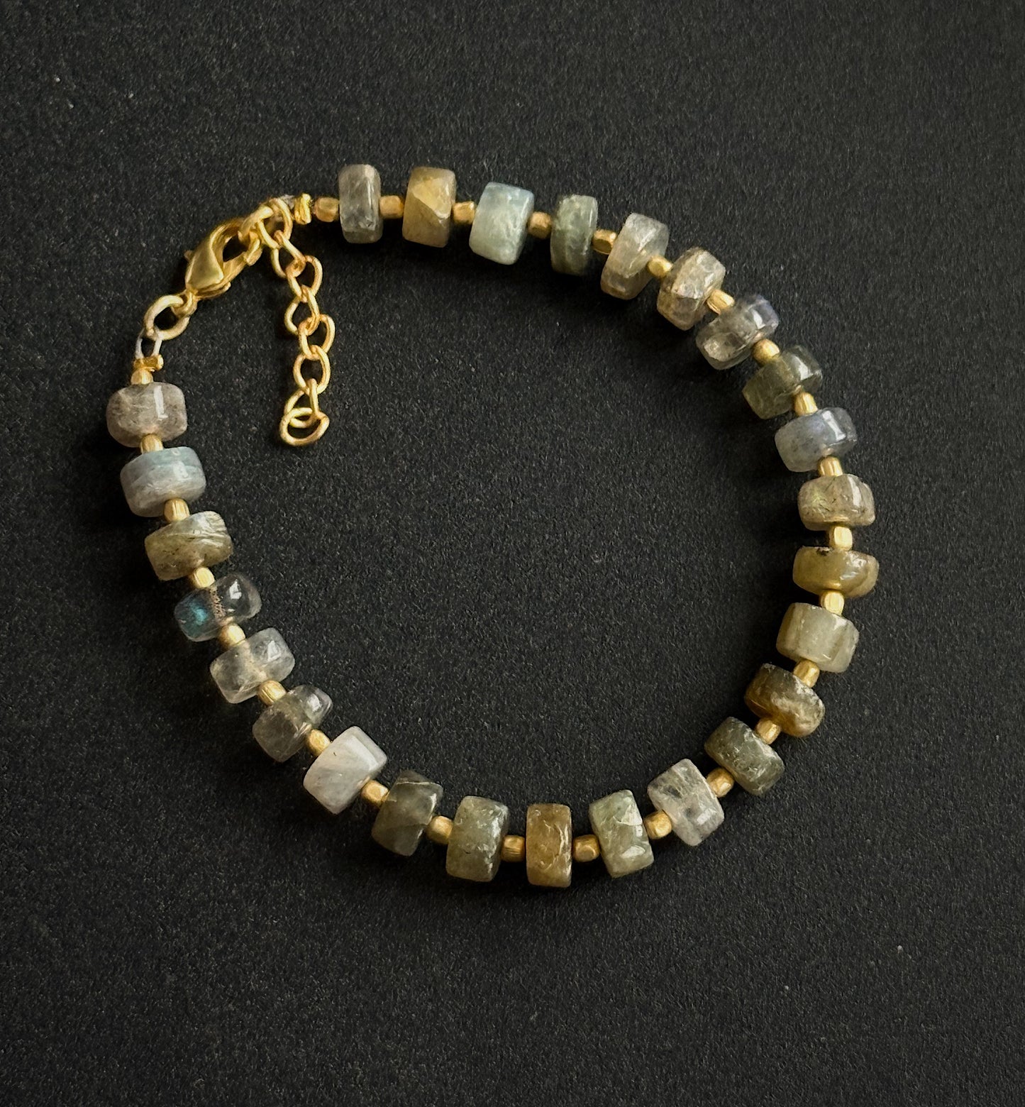 Labradorito apyrankė “Deivė”