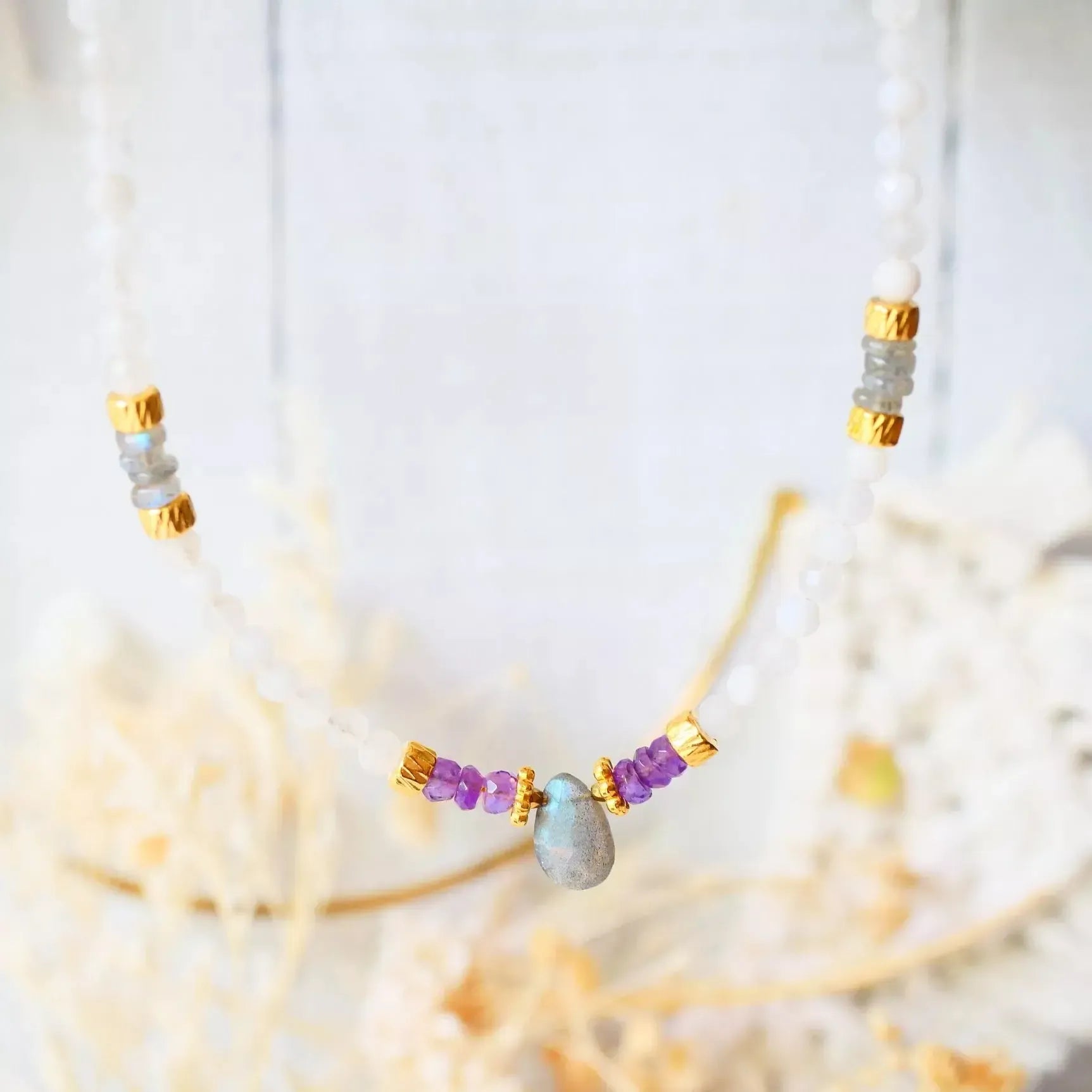 Mėnulio akmens, ametisto ir labradorito vėrinys "Dieviška apsauga"