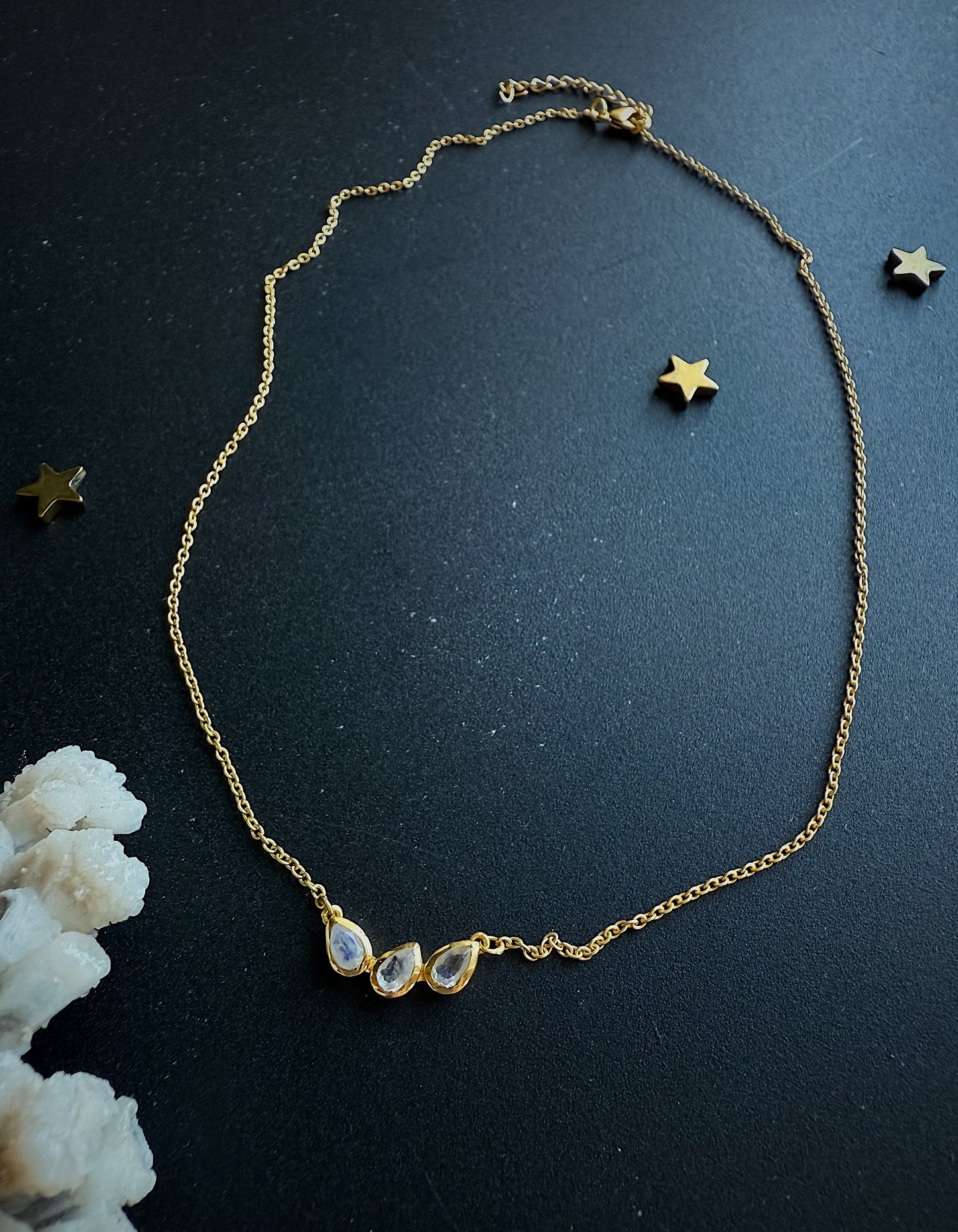 Mėnulio akmens kaklo papuošalas “Trys lašeliai”