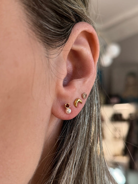 Mini auskarai su granato kristalais ir perlais “Duo”