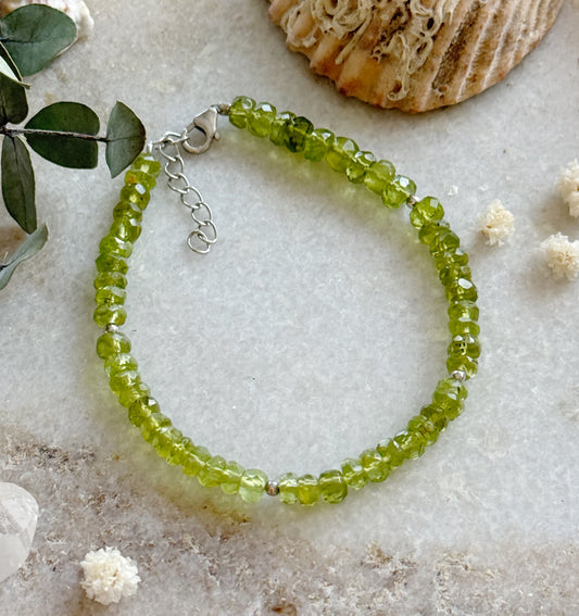 Peridoto kristalų apyrankė