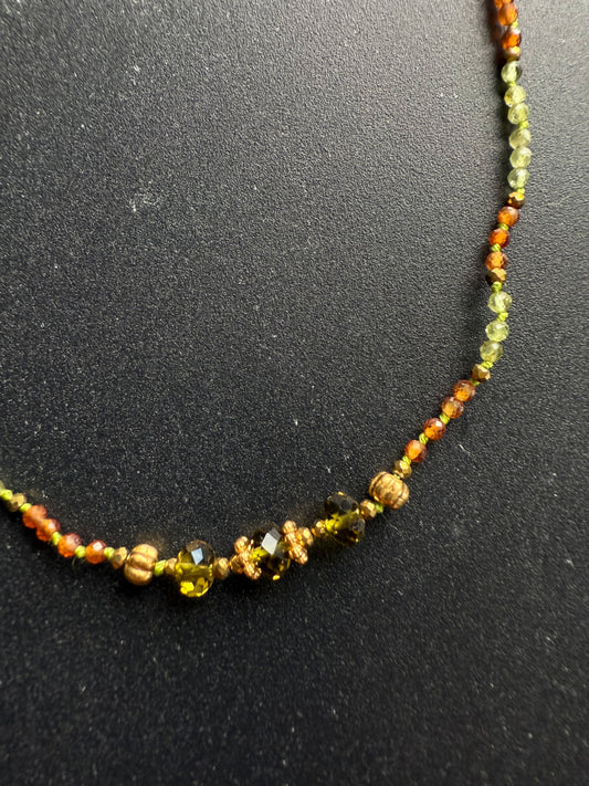 Peridoto kristalų papuošalas