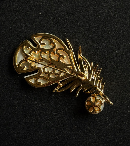 Perluotės sagė "Plunksna"