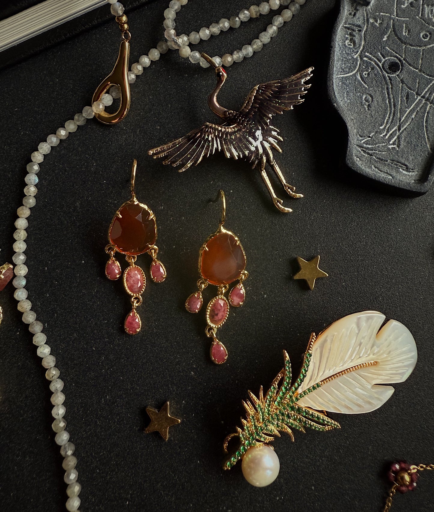 Perluotės sagė "Plunksna"