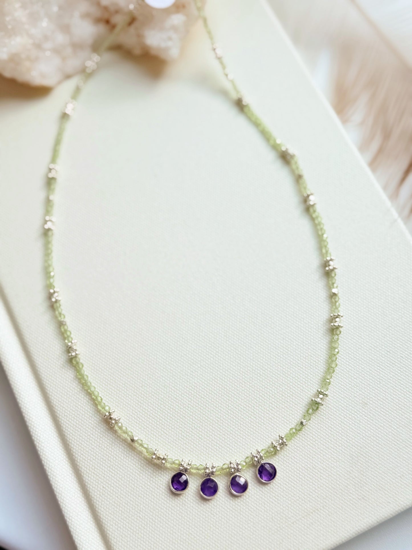 Prenito ir ametisto kristalų kaklo vėrinys