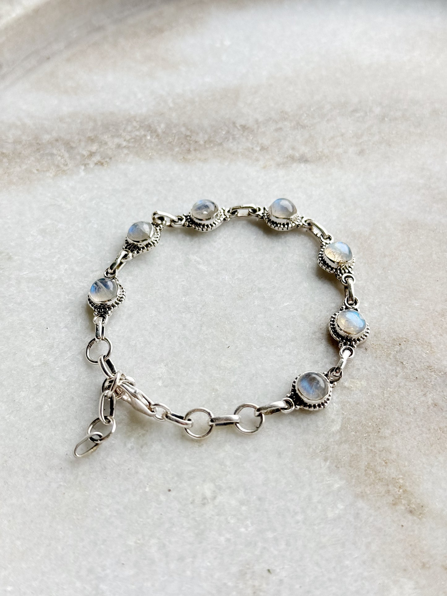 Sidabrinė apyrankė su Mėnulio akmenimis