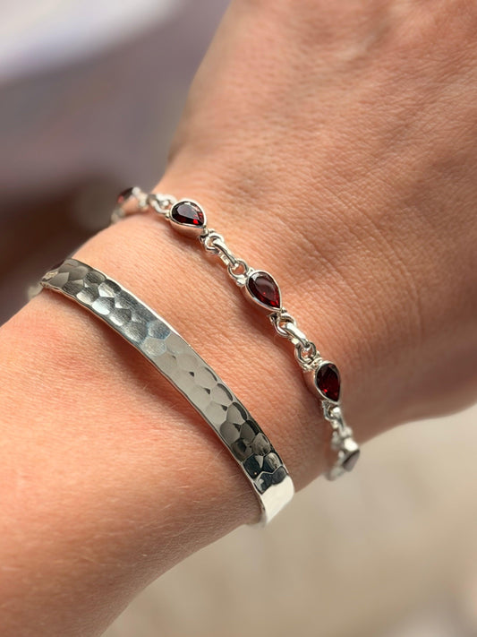 Sidabrinė apyrankė su granatais