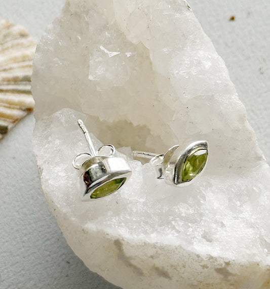 Sidabriniai auskarai su peridoto kristalais