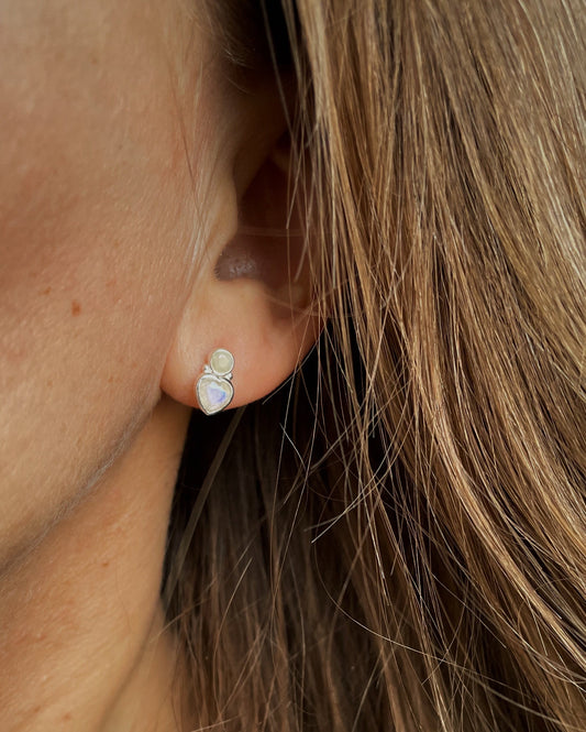 Sidabriniai persikinio mėnulio akmens auskarai