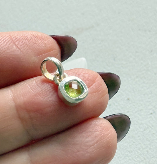 Sidabrinis Peridoto pakabukas