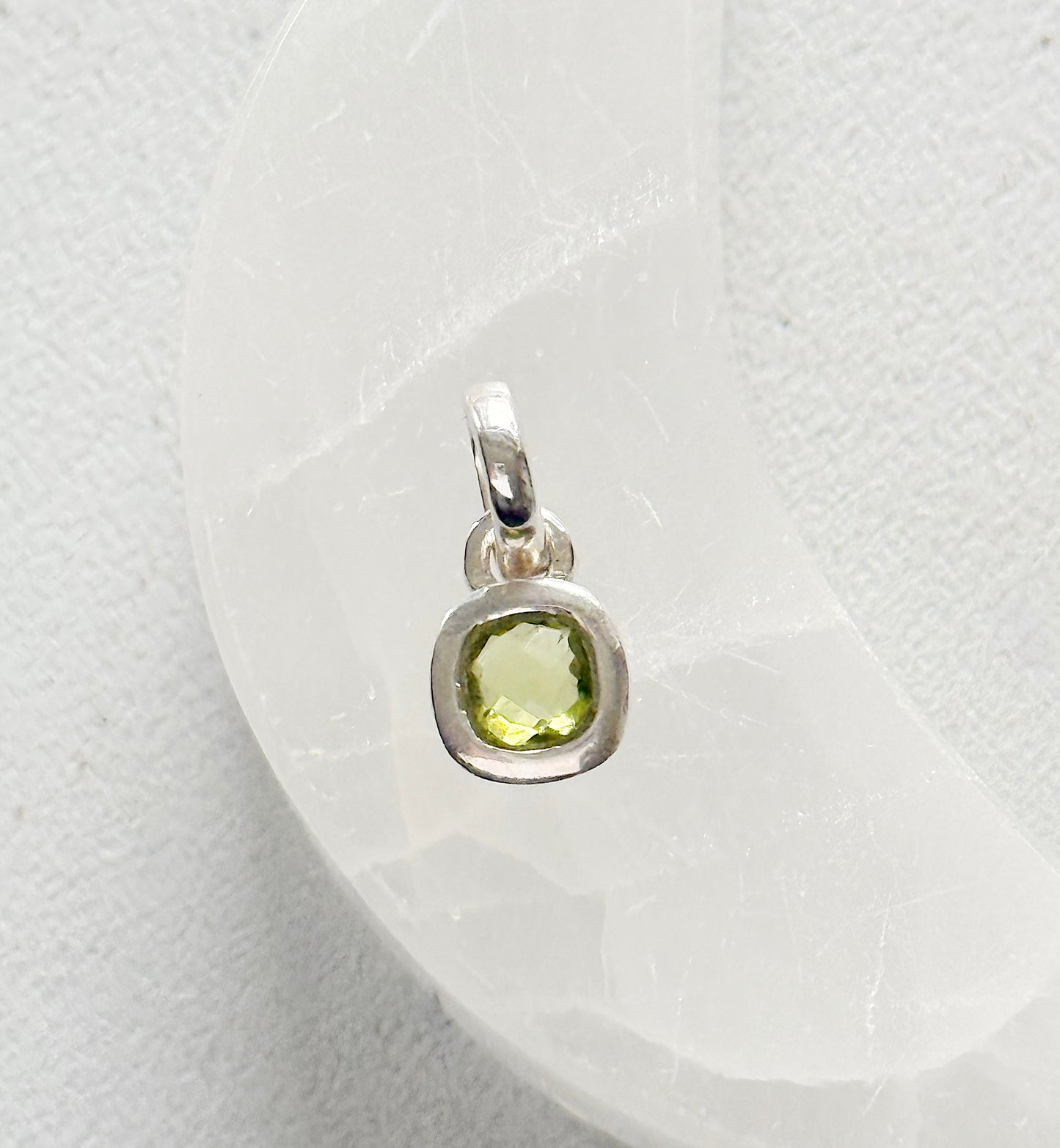 Sidabrinis Peridoto pakabukas