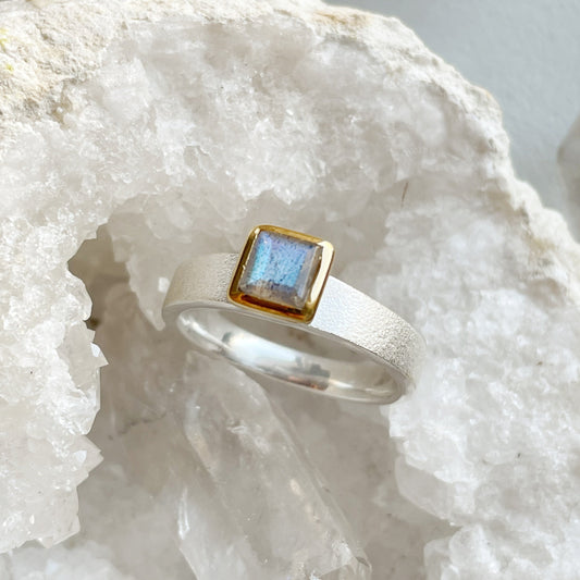 Sidabrinis žiedas su Labradoritu