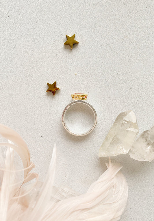 Sidabrinis žiedas su Mėnulio akmeniu