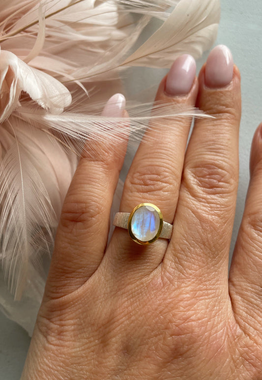 Sidabrinis žiedas su Mėnulio akmeniu