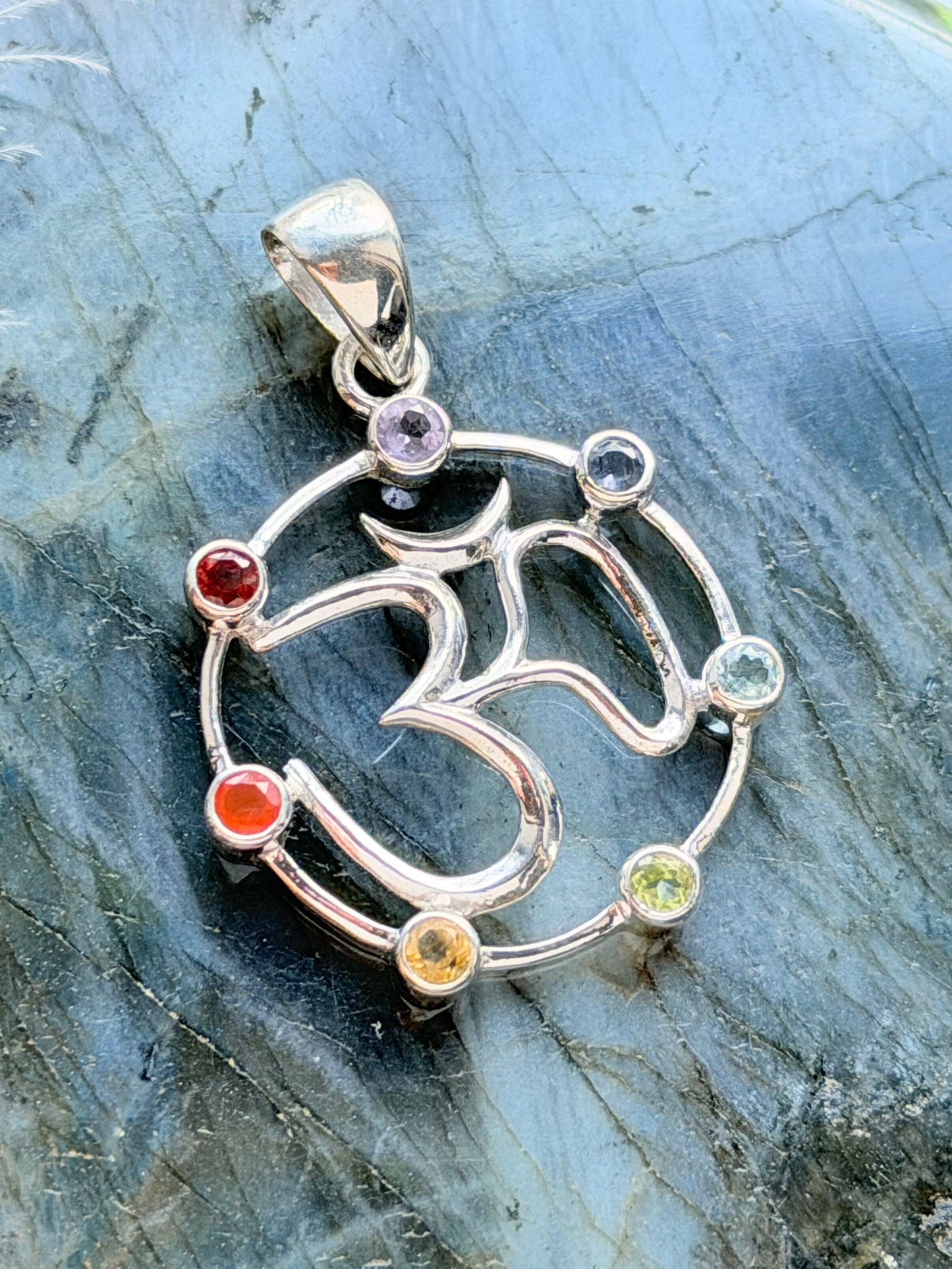 Sidabrinis čakrų pakabukas “Aum”