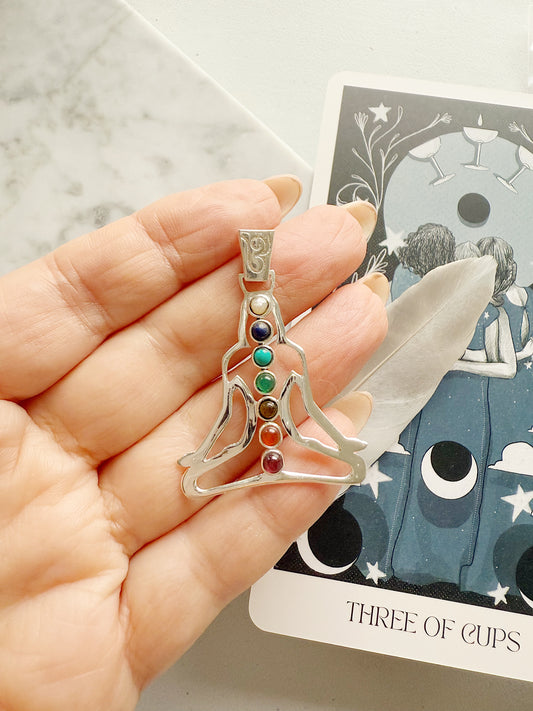 Sidabrinis čakrų pakabukas su įvairiais kristalais