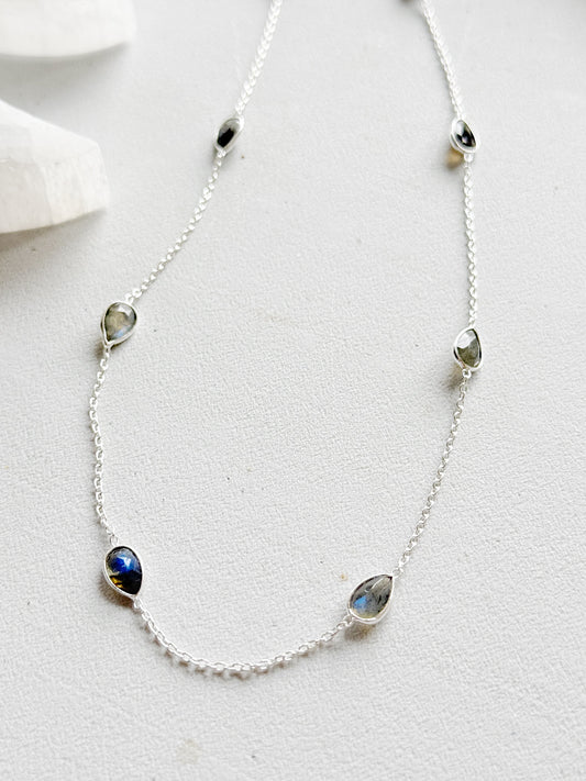 Sidabrinis ilgas kaklo papuošalas "Labradorito lašeliai”