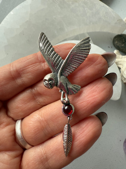 Sidabrinis pakabukas su granatu „Pelėda“