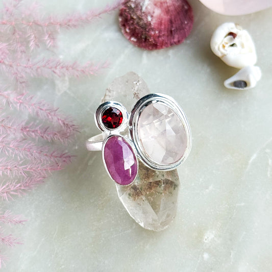 Sidabrinis rožinio kvarco, safyro ir granato žiedas