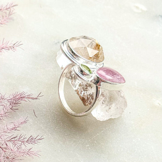 Sidabrinis rutilo kvarco, peridoto ir rodonito žiedas