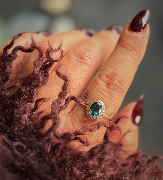 Sidabrinis žiedas su Londono mėlynuoju Topazu