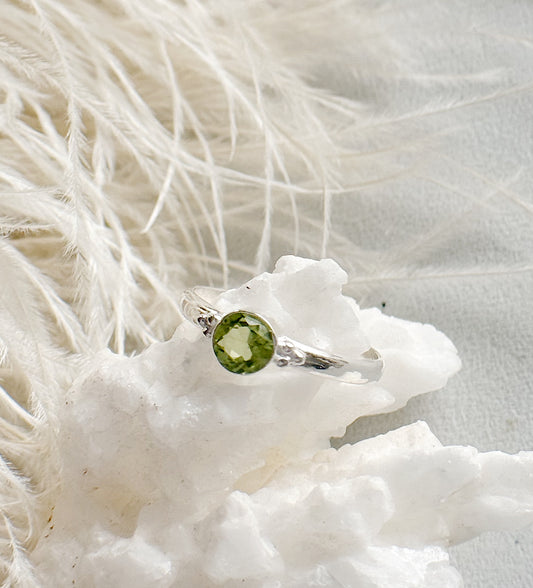Sidabrinis žiedas su Peridotu