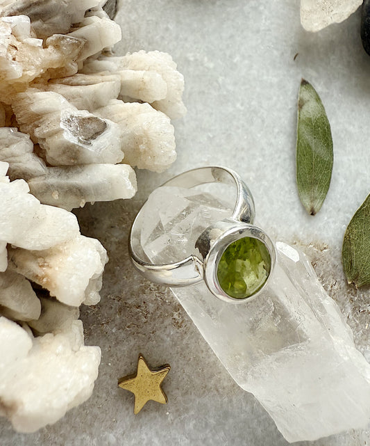 Sidabrinis žiedas su Peridotu