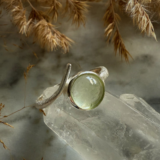 Sidabrinis žiedas su Prenito kristalu