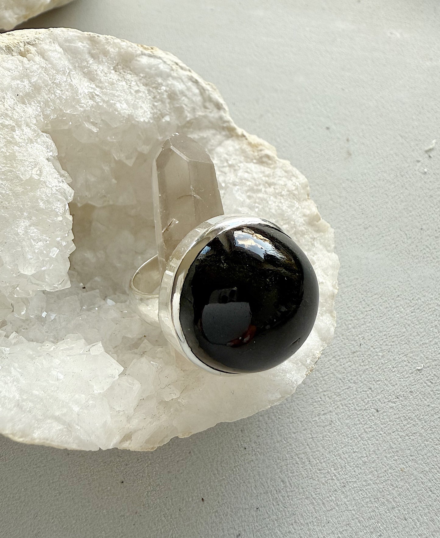 Sidabrinis žiedas su auksinio obsidiano kristalu / 15 dydis
