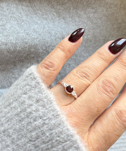 Sidabrinis žiedas su granatu