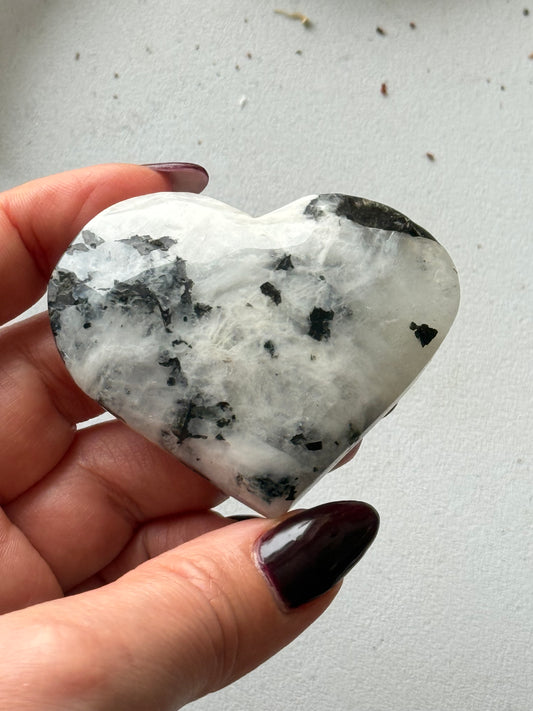 Vaivorykštinio Mėnulio akmens "Širdis”