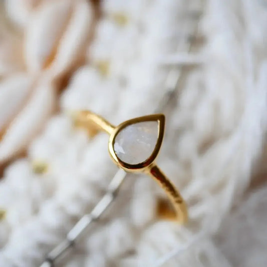 Žiedas su Mėnulio akmeniu “Lašas”