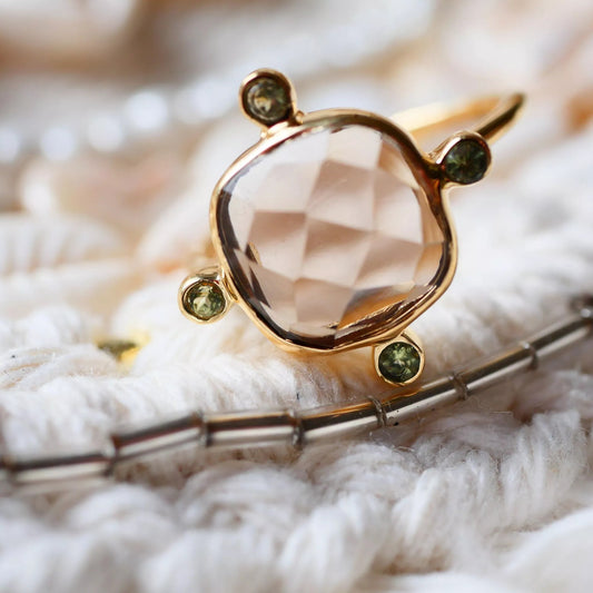 Žiedas su dūminio kvarco ir peridoto kristalais “Energija”