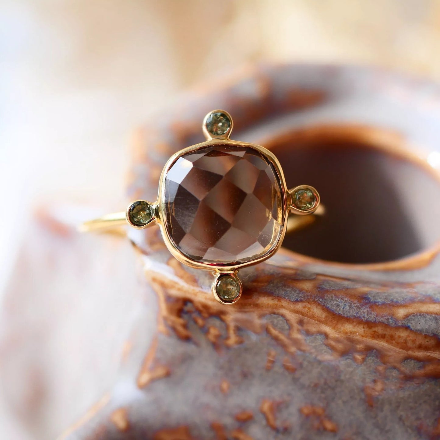 Žiedas su dūminio kvarco ir peridoto kristalais “Energija”