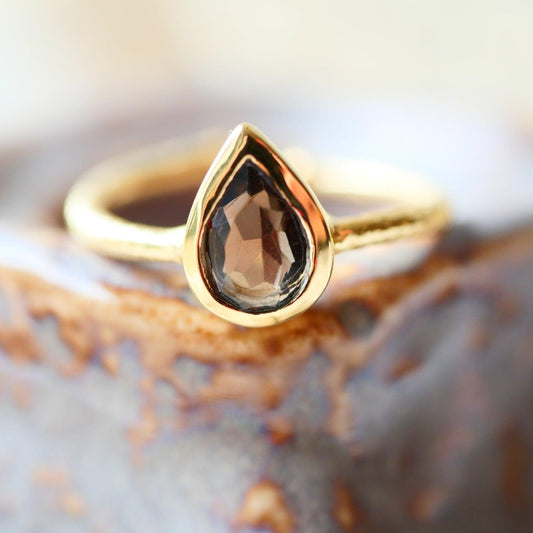 Žiedas su dūminio kvarco kristalais “Lašas”