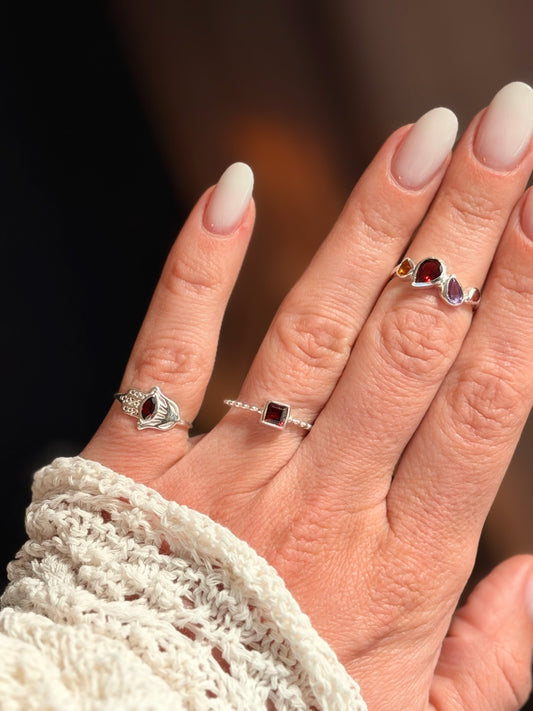 Sidabrinis žiedas su Granatu “Hamsa” / 12 dydis