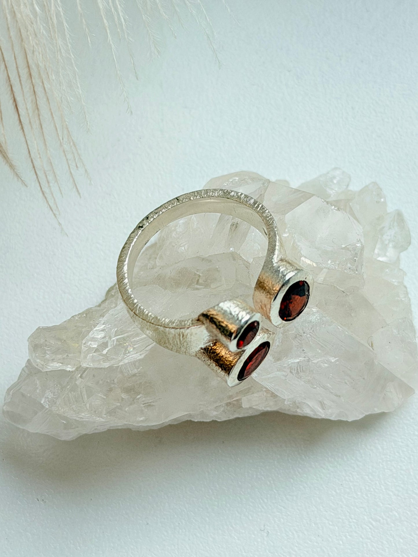 Sidabrinis žiedas su Granatais “Trio”