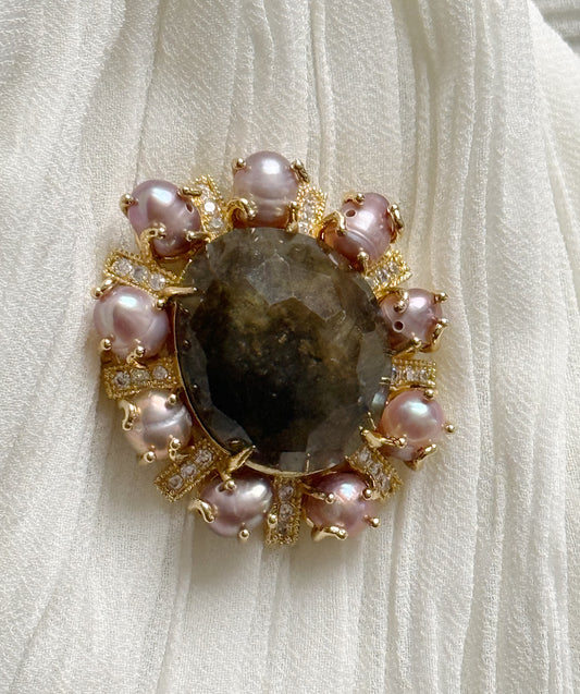 Labradorito ir perlų sagė