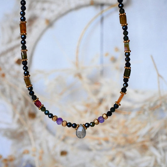 Žaliojo turmalino ir ametisto vėrinys