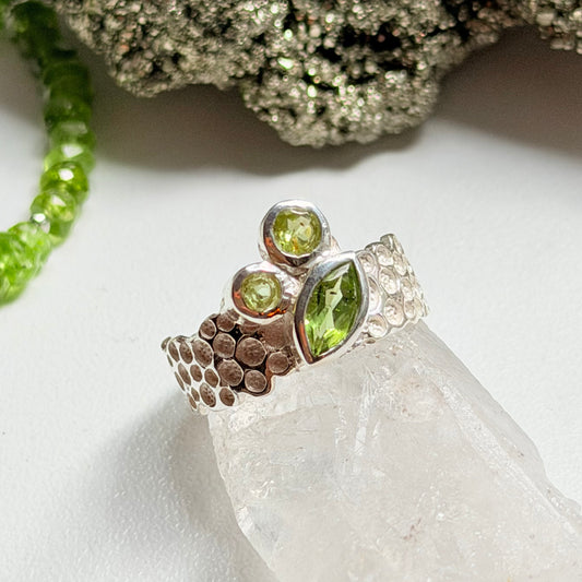 Sidabrinis žiedas su Peridotu “Trio”
