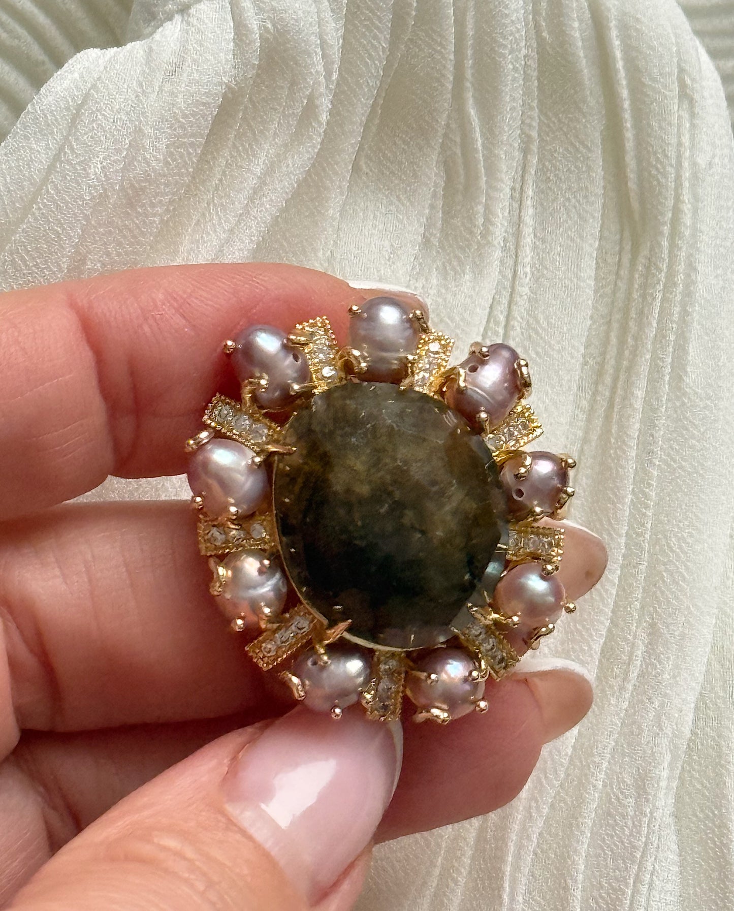 Labradorito ir perlų sagė